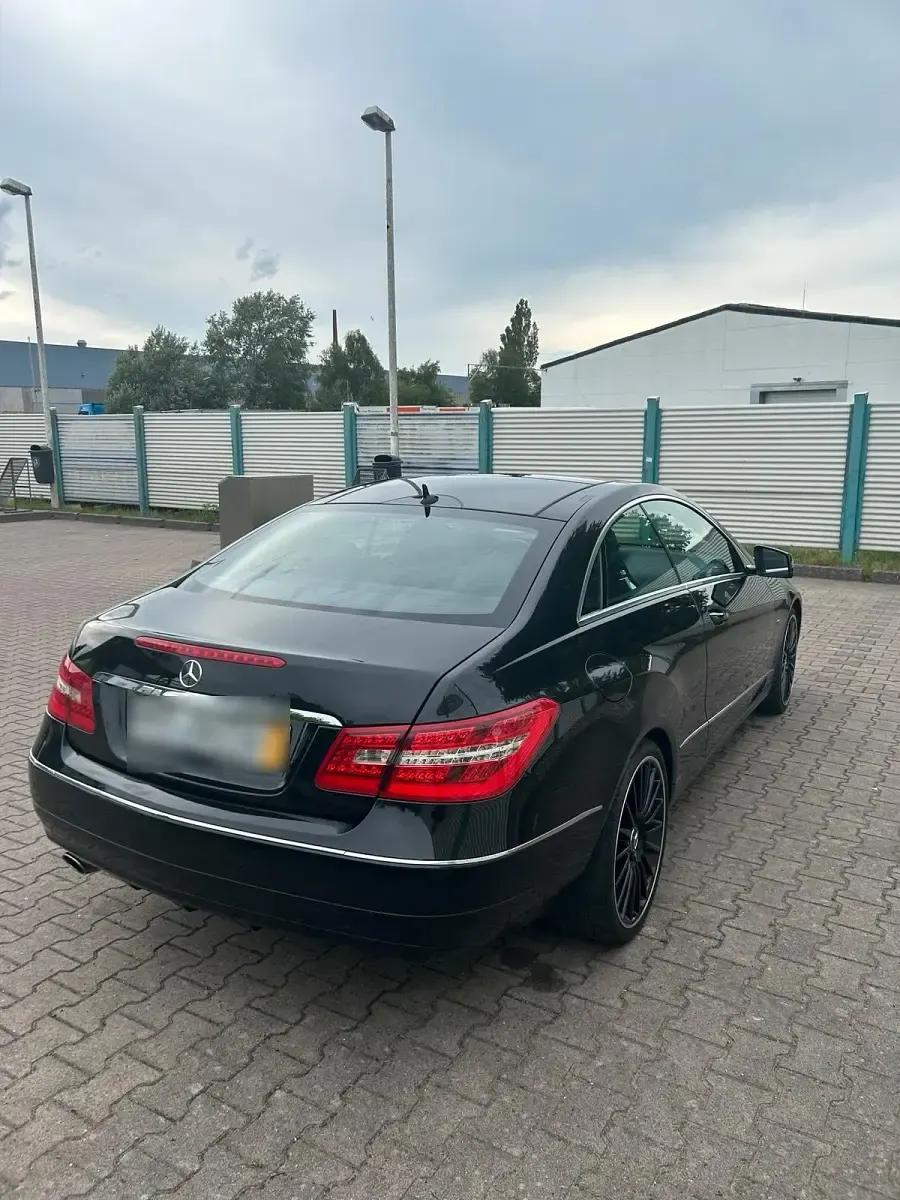 Gebraucht Mercedes E250 204 PS (150 kW) 2011 Schwarz Coupé