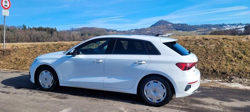 Weiß Gebraucht 2022 Audi A3 Ambiente Kombi | 25.500 € (Etwas zu teuer) - Bild 1/4