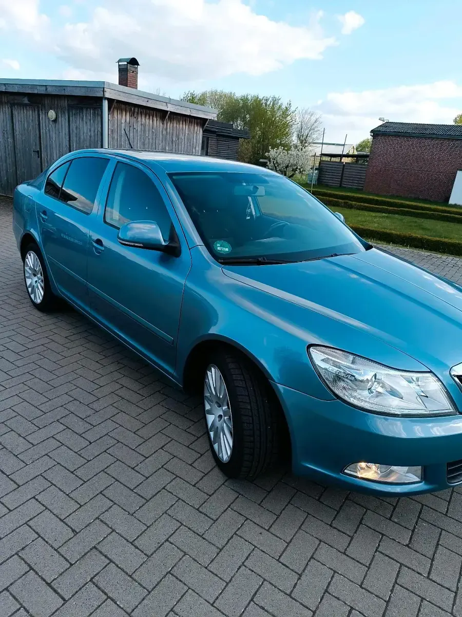 Gebraucht Skoda Octavia 105 PS (77 kW) 2012 Blau Limousine