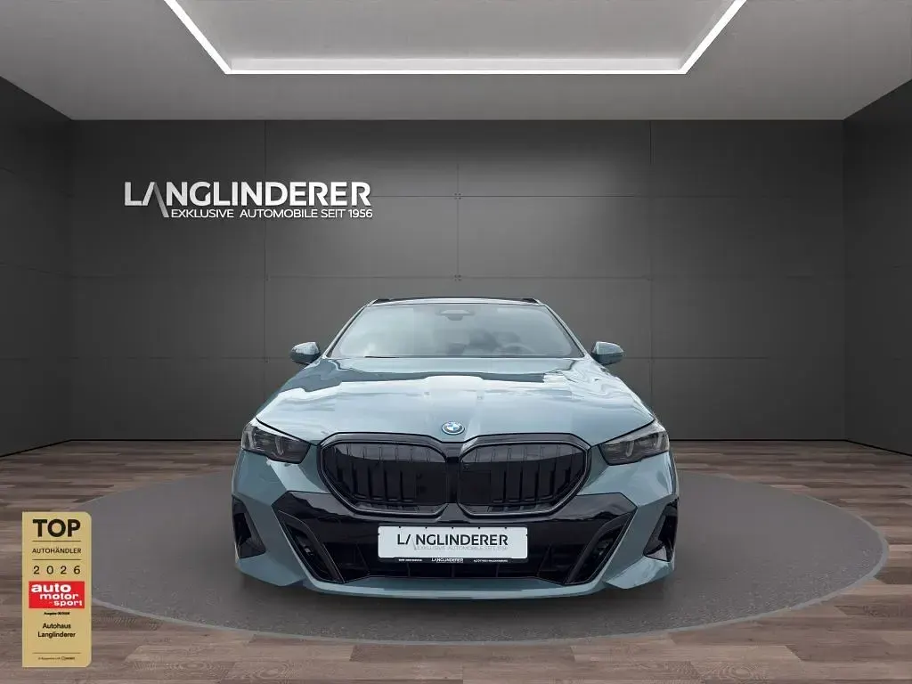 Gebraucht BMW 550e Performance 489 PS (359 kW) 2026 Grün Kombi