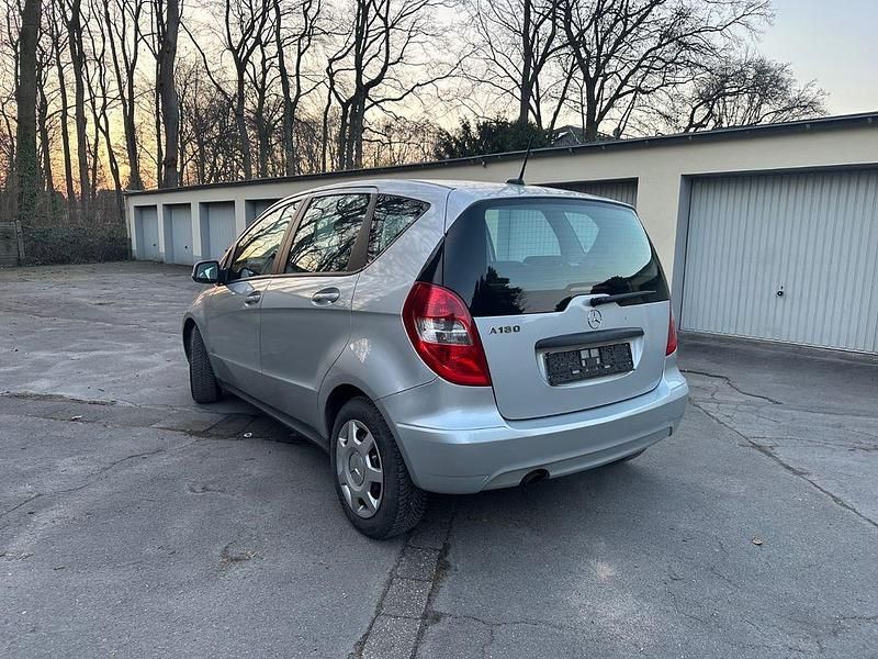 Gebraucht Mercedes A180 Elegance 116 PS (85 kW) 2011 Silber Van / Kleinbus