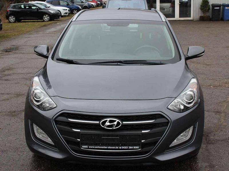 Gebraucht Hyundai i30 Trend 110 PS (80 kW) 2017 Micron grey / met Kombi