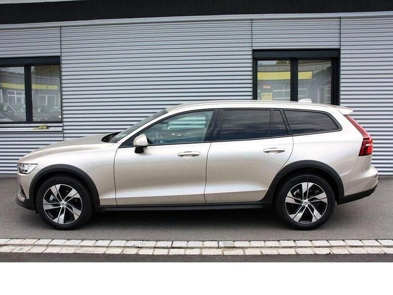 Gebraucht Volvo V60 CC Plus 197 PS (144 kW) 2024 Silber Kombi