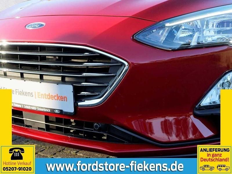Gebraucht Ford Focus Titanium 155 PS (114 kW) 2022 Rot metallic Limousine