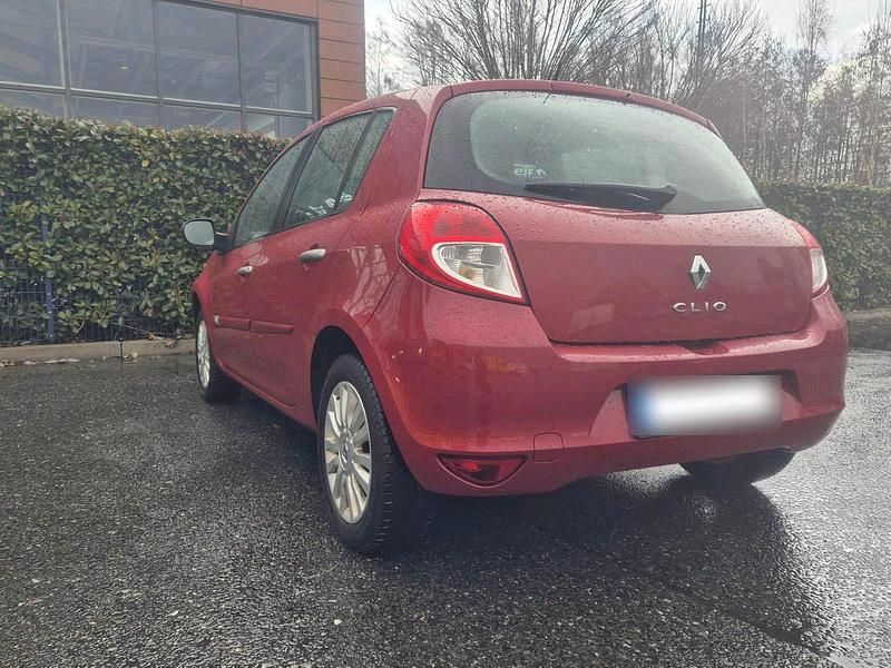 Gebraucht Renault Clio II 75 PS (55 kW) 2010 Rot Limousine