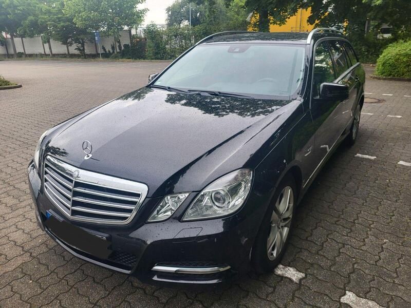Schwarz Gebraucht 2011 Mercedes E200 Kombi | 11.500 € (Fairer Preis) - Bild 1/4