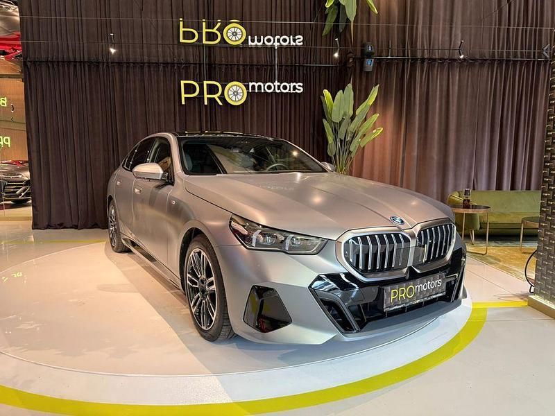Grau Gebraucht 2024 BMW 550e M Sport Limousine | 77.350 € (Fairer Preis) - Bild 1/4