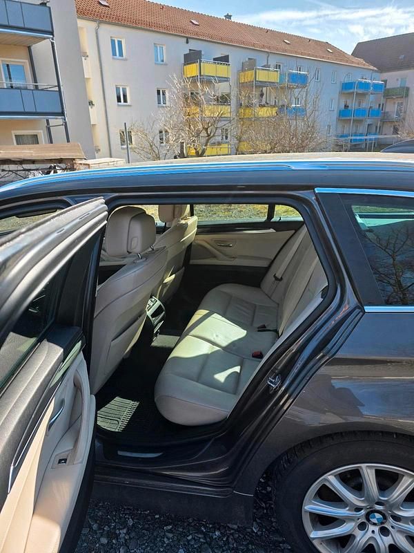 Gebraucht BMW 530 258 PS (189 kW) 2013 Braun Kombi