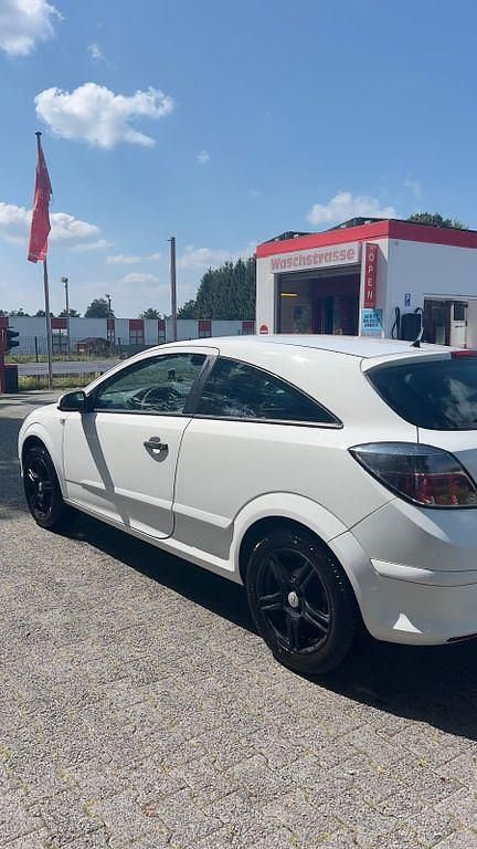Weiß Gebraucht 2009 Opel Astra GTC Innovation Limousine | 1.650 € (Guter Preis) - Bild 1/4