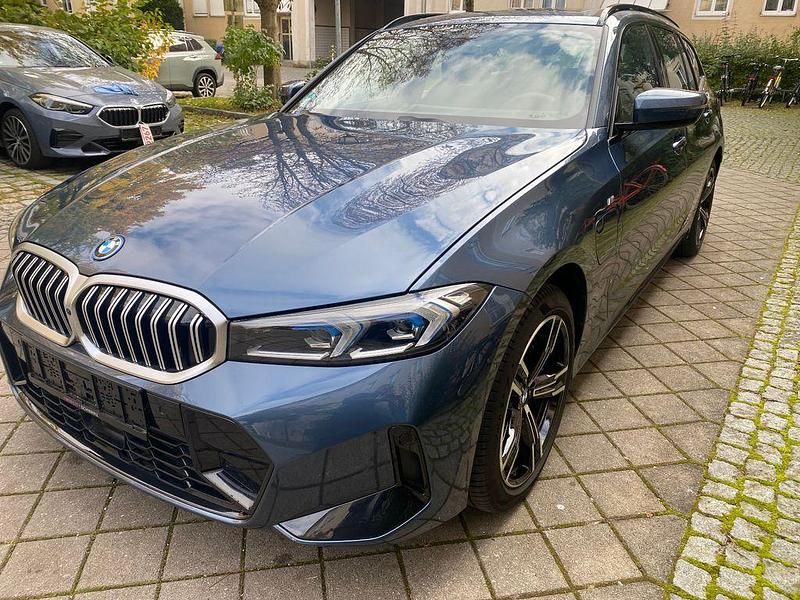 Blau Gebraucht 2024 BMW 330e M Sport Kombi | 46.600 € (Fairer Preis) - Bild 1/4