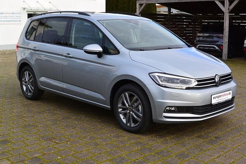 Oyster silver metallic Neu 2025 VW Touran Edition Van / Kleinbus | 32.999 € - Bild 1/4