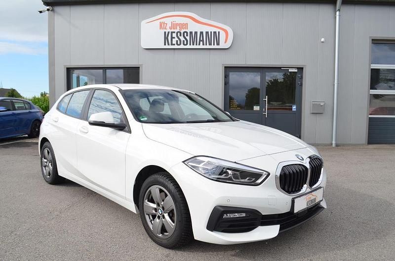 Alpinweiss iii Gebraucht 2021 BMW 118 Advantage Kleinwagen | 19.900 € (Guter Preis) - Bild 1/4