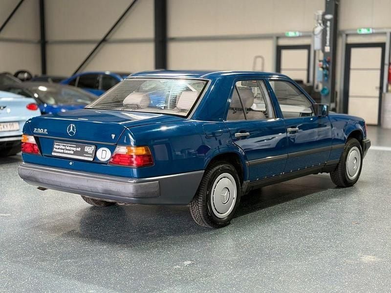 Gebraucht Mercedes E230 132 PS (97 kW) 1986 Blau Limousine