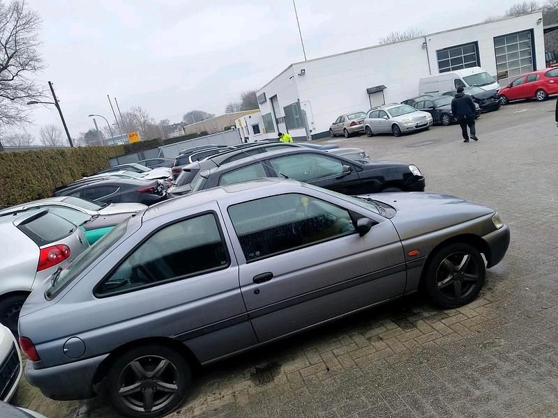 Gebraucht Ford Escort 80 PS (58 kW) 1990 Grau Limousine