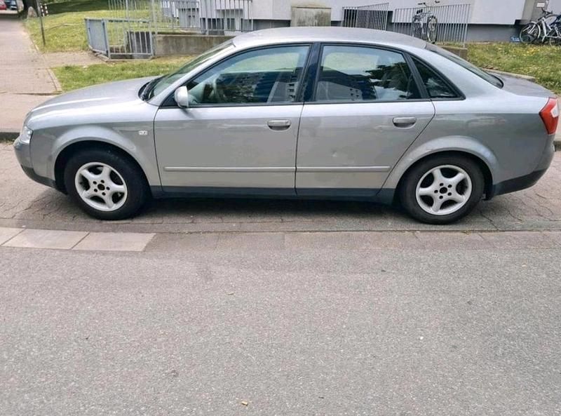 Silber Gebraucht 2003 Audi A4 Comfort Limousine | 600 € (Superpreis) - Bild 1/4