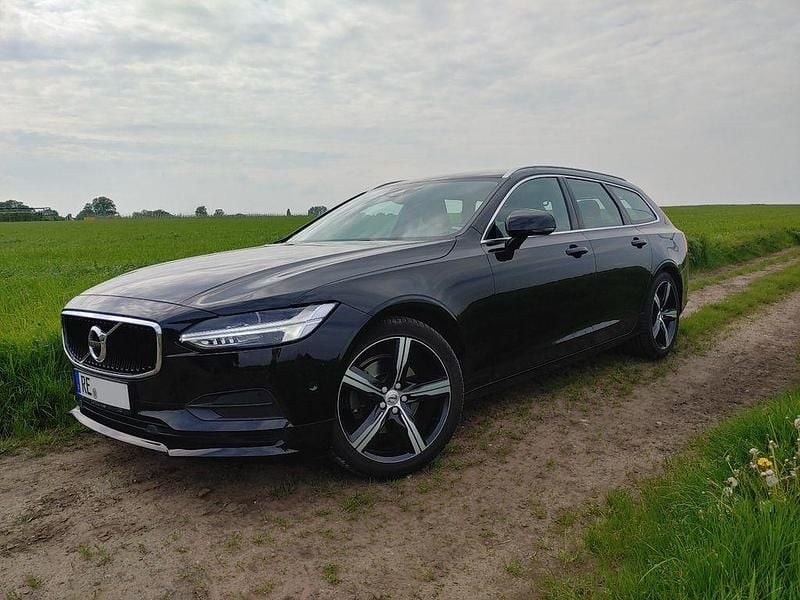 Schwarz Gebraucht 2017 Volvo V90 Momentum Kombi | 22.700 € (Teuer) - Bild 1/4