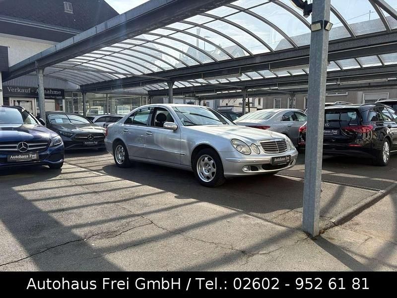 Gebraucht Mercedes E220 Classic 150 PS (110 kW) 2002 Silber Limousine