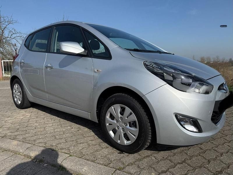 Gebraucht Hyundai ix20 125 PS (91 kW) 2015 Silber Kleinwagen