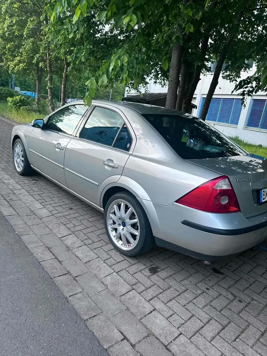 Gebraucht Ford Mondeo 140 PS (102 kW) 2003 Silber Kleinwagen