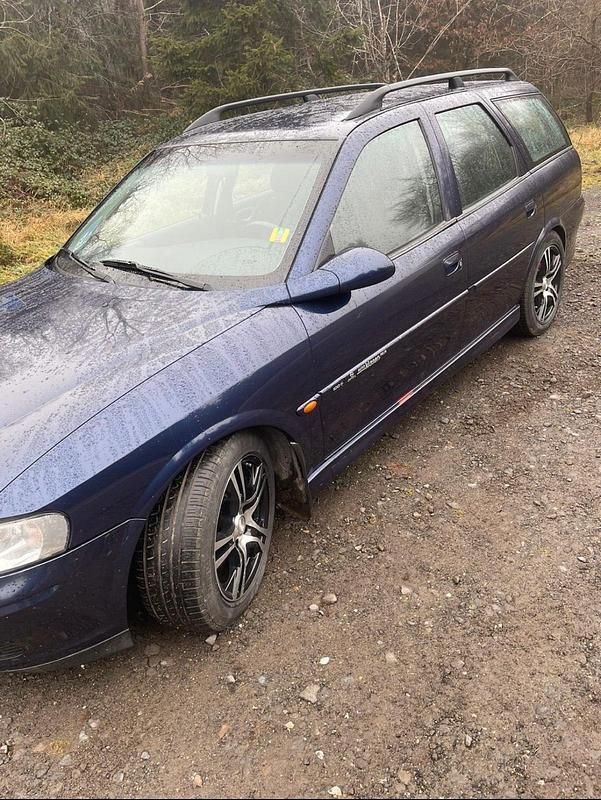 Blau Gebraucht 1999 Opel Vectra Kombi | 550 € - Bild 1/4