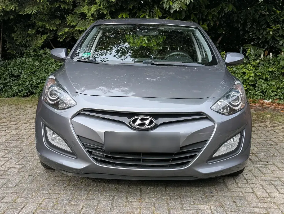 Gebraucht Hyundai i30 100 PS (73 kW) 2013 Grau Limousine