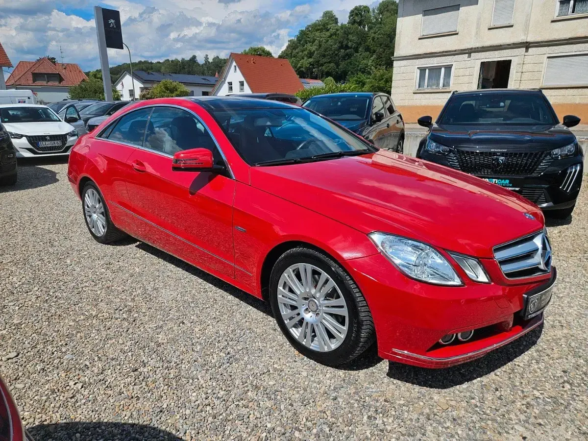 Gebraucht Mercedes E200 184 PS (135 kW) 2010 Rot Coupé