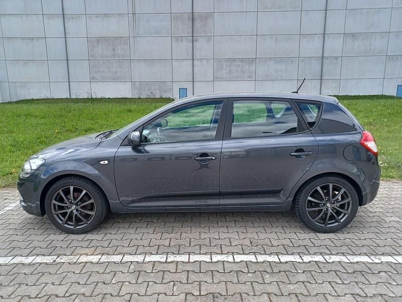 Second-hand Kia Ceed 90 CP (66 kW) 2013 Andere farben Hatchback