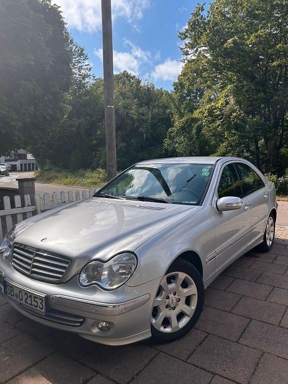 Silber Gebraucht 2005 Mercedes C180 Elegance Limousine | 4.999 € (Etwas zu teuer) - Bild 1/4