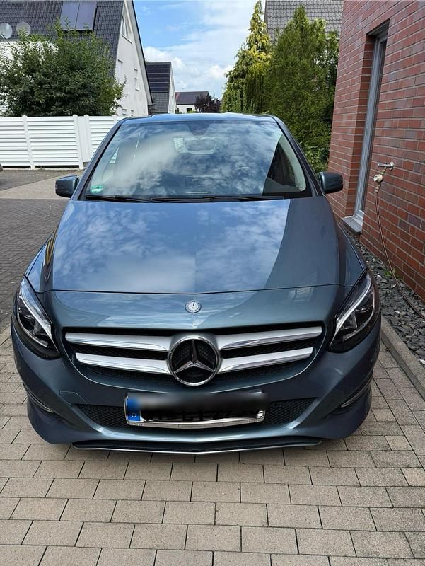 Blau Gebraucht 2015 Mercedes B180 Van / Kleinbus | 14.500 € (Fairer Preis) - Bild 1/4