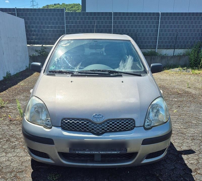 Grau Gebraucht 2004 Toyota Yaris Kleinwagen | 700 € (Guter Preis) - Bild 1/4
