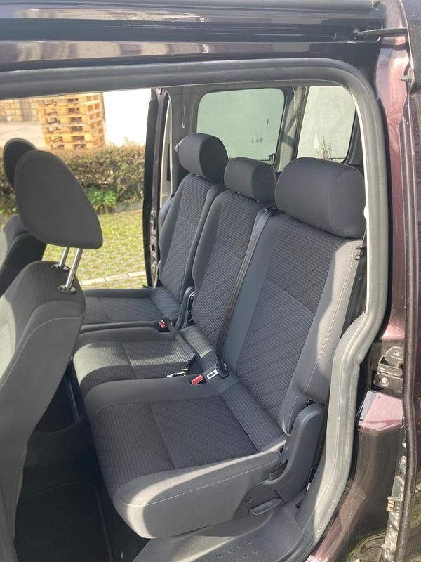 Używany VW Caddy Maxi 102 KM (75 kW) 2012 Purpurowy Minivan