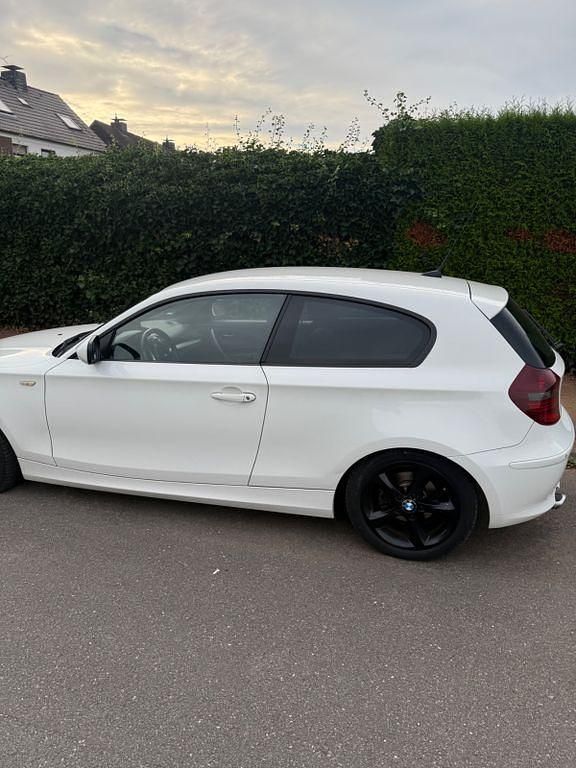 Weiß Gebraucht 2010 BMW 116 Kleinwagen | 4.600 € (Fairer Preis) - Bild 1/4