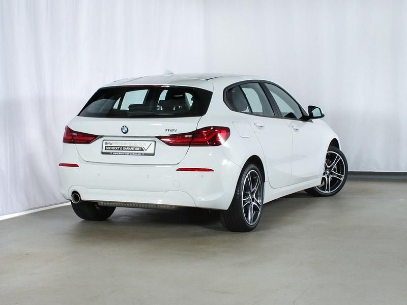 Weiß Gebraucht 2022 BMW 118 Advantage Kleinwagen | 21.960 € (Fairer Preis) - Bild 1/4