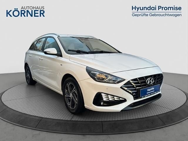 Weiss Gebraucht 2021 Hyundai i30 Trend Kombi | 19.980 € (Fairer Preis) - Bild 1/4