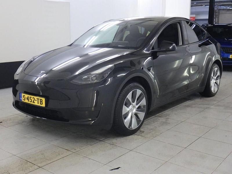 Schwarz Gebraucht 2023 Tesla Model Y Standard Range SUV | 30.900 € (Guter Preis) - Bild 1/4