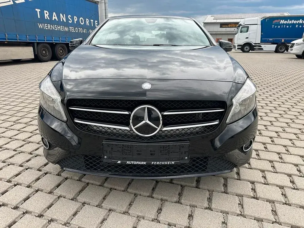 Gebraucht Mercedes A180 122 PS (89 kW) 2015 Schwarz Limousine