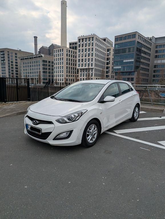 Gebraucht Hyundai i30 Edition 99 PS (72 kW) 2014 Weiß Limousine