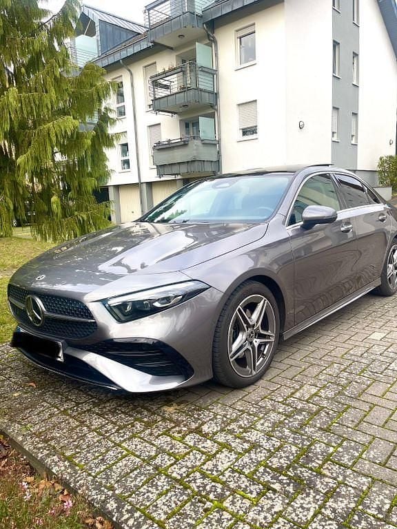 Grau Gebraucht 2023 Mercedes A200 AMG line Limousine | 30.850 € (Fairer Preis) - Bild 1/4