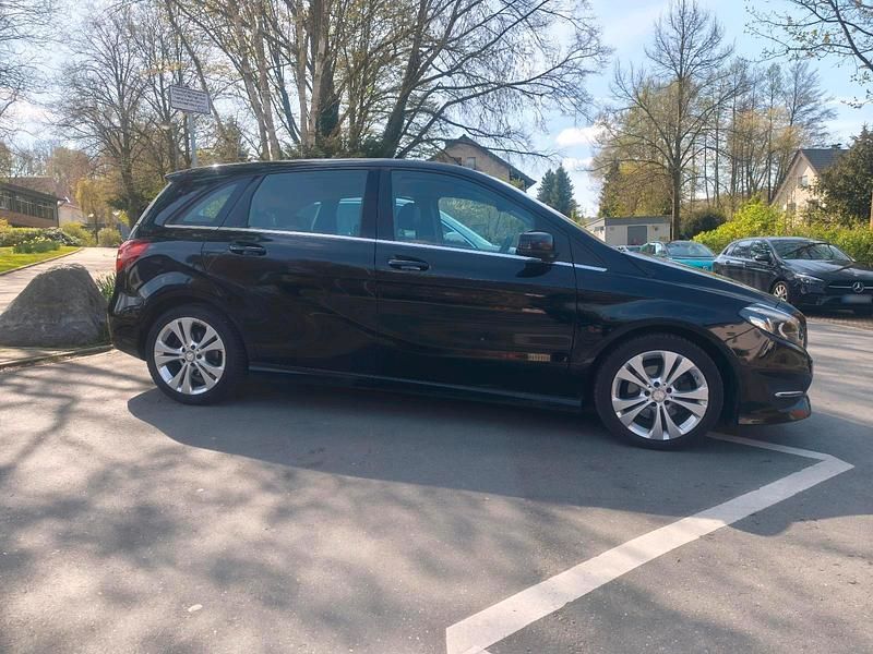 Gebraucht Mercedes B200 136 PS (100 kW) 2016 Schwarz Van / Kleinbus