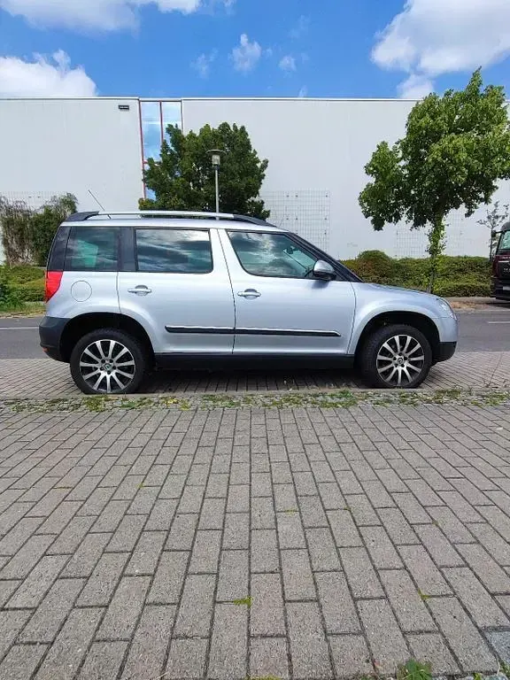 Gebraucht Skoda Yeti Ambition 105 PS (77 kW) 2013 Silber SUV