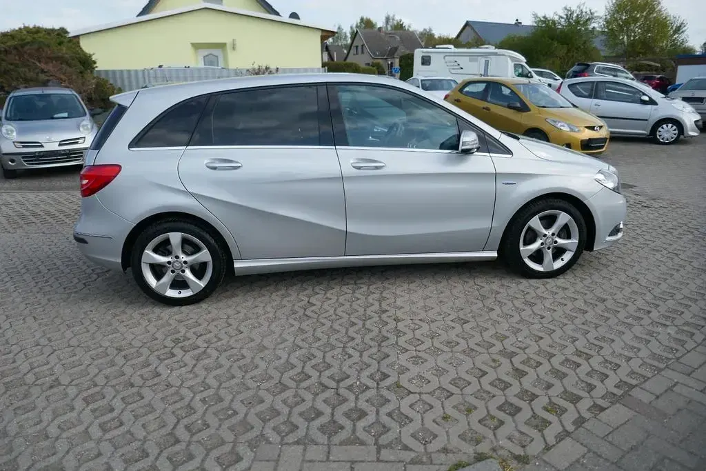 Gebraucht Mercedes B180 122 PS (89 kW) 2012 Silber Kleinwagen