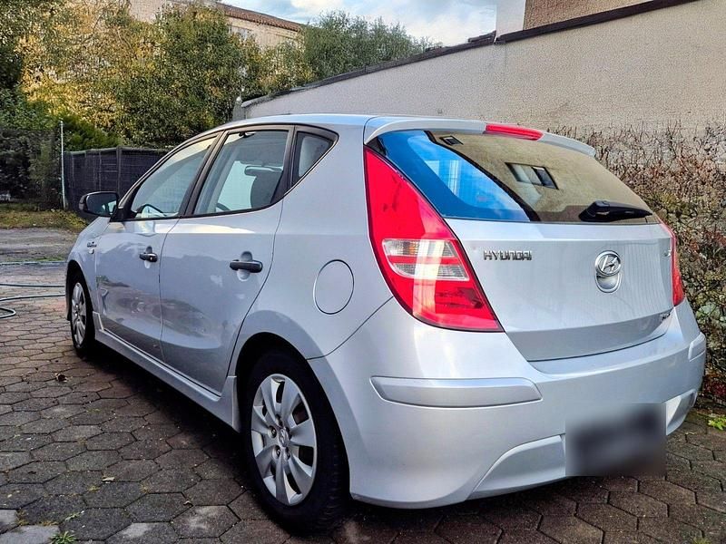 Gebraucht Hyundai i30 Edition 109 PS (80 kW) 2010 Silber Limousine