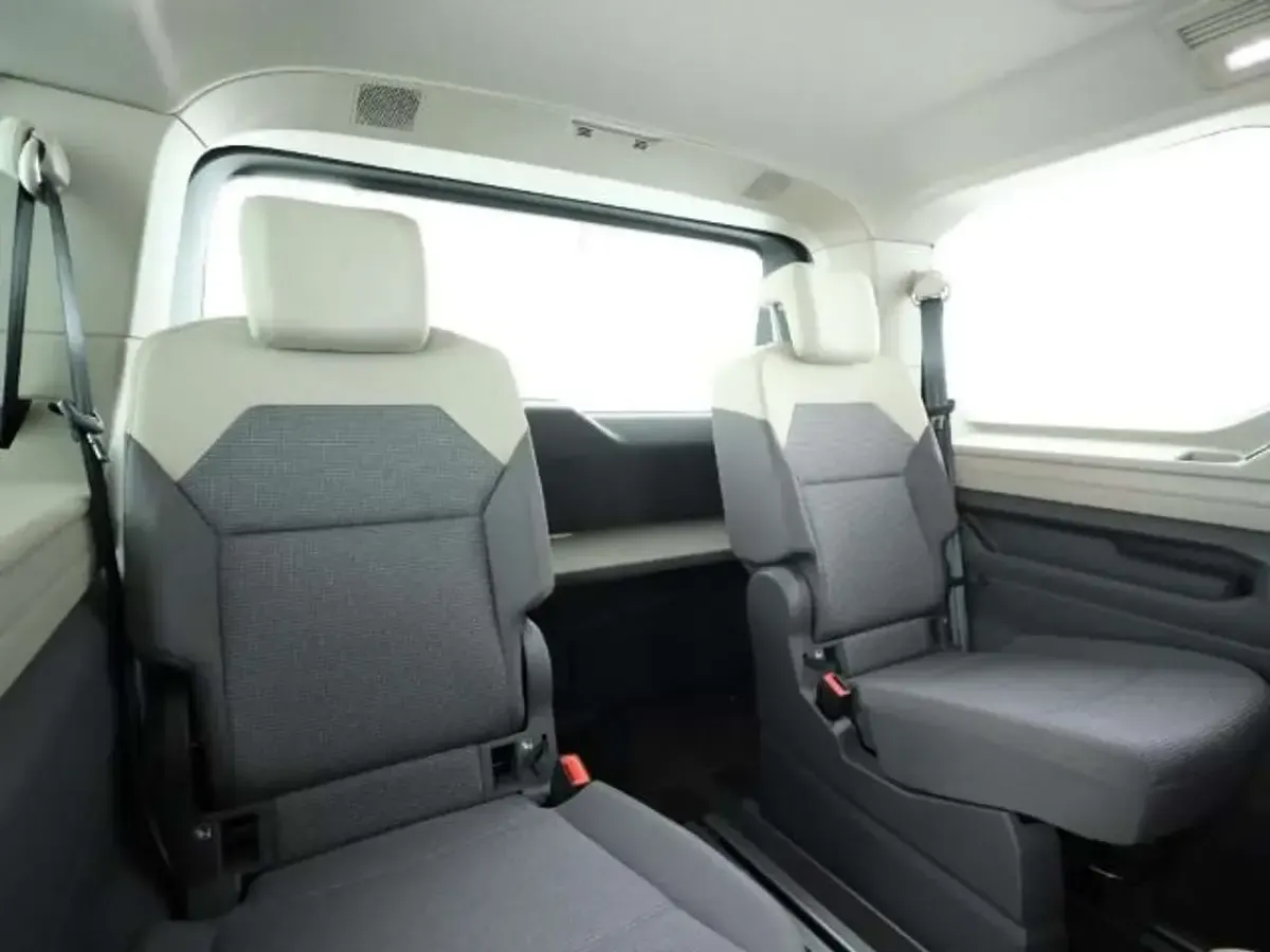Gebraucht VW Multivan Basis 150 PS (110 kW) 2024 Deep black perleffekt Van / Kleinbus