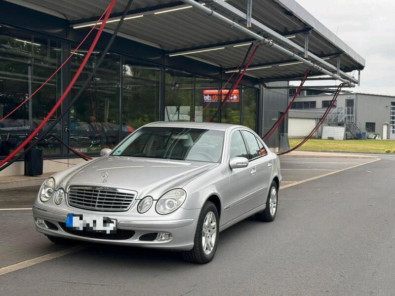 Silber Gebraucht 2004 Mercedes E220 Limousine | 3.149 € (Guter Preis) - Bild 1/4