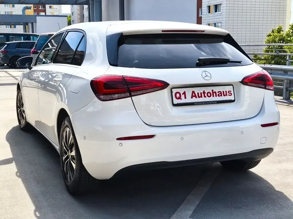 Gebraucht Mercedes A180 116 PS (85 kW) 2022 Polarweiss  unilack Limousine