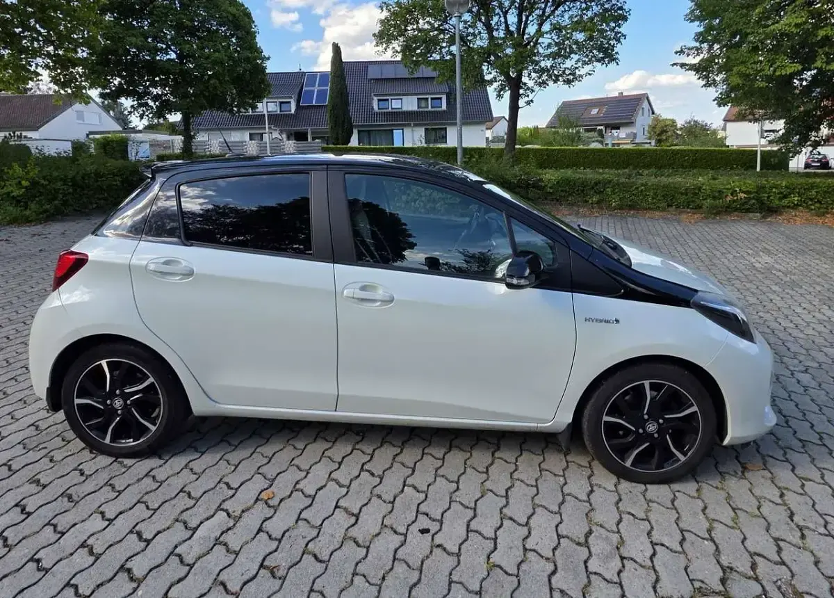 Gebraucht Toyota Yaris Hybrid Lounge 101 PS (74 kW) 2017 Kleinwagen
