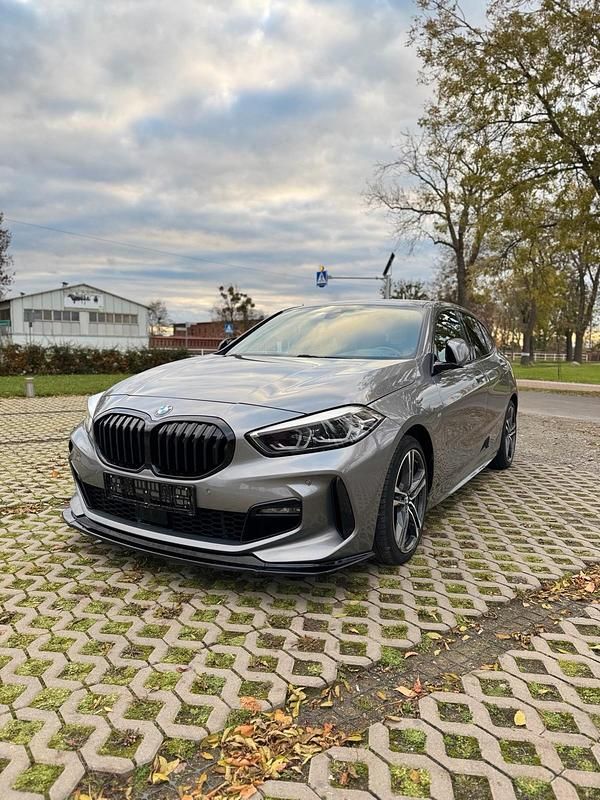 Grau Gebraucht 2022 BMW 118 M Sport Kleinwagen | 24.800 € (Fairer Preis) - Bild 1/4