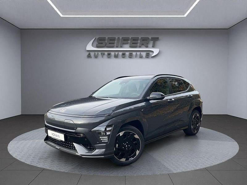 Shadow grey / sol Neu 2025 Hyundai Kona N Line SUV | 40.390 € (Fairer Preis) - Bild 1/4