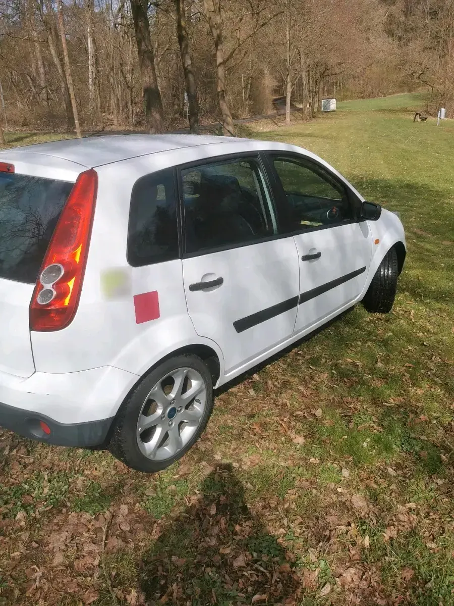 Usata Ford Fiesta 69 CV (50 kW) 2006 Bianco Utilitaria