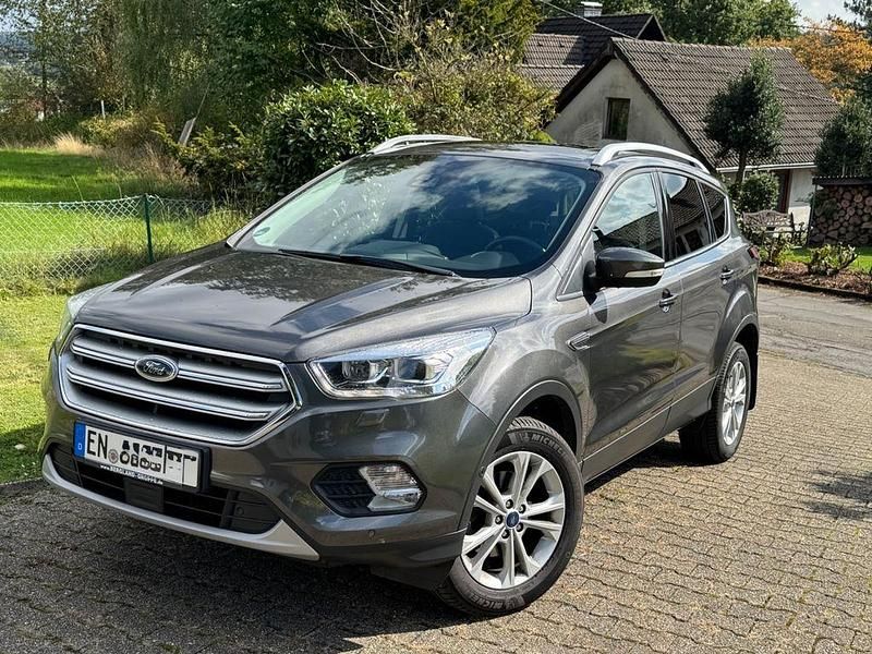 Gebraucht Ford Kuga Titanium 150 PS (110 kW) 2018 Grau SUV